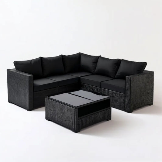 Czarny narożnik z plecionki PE 210 × 210 cm ze stolikiem 70 × 70 × 35 cm